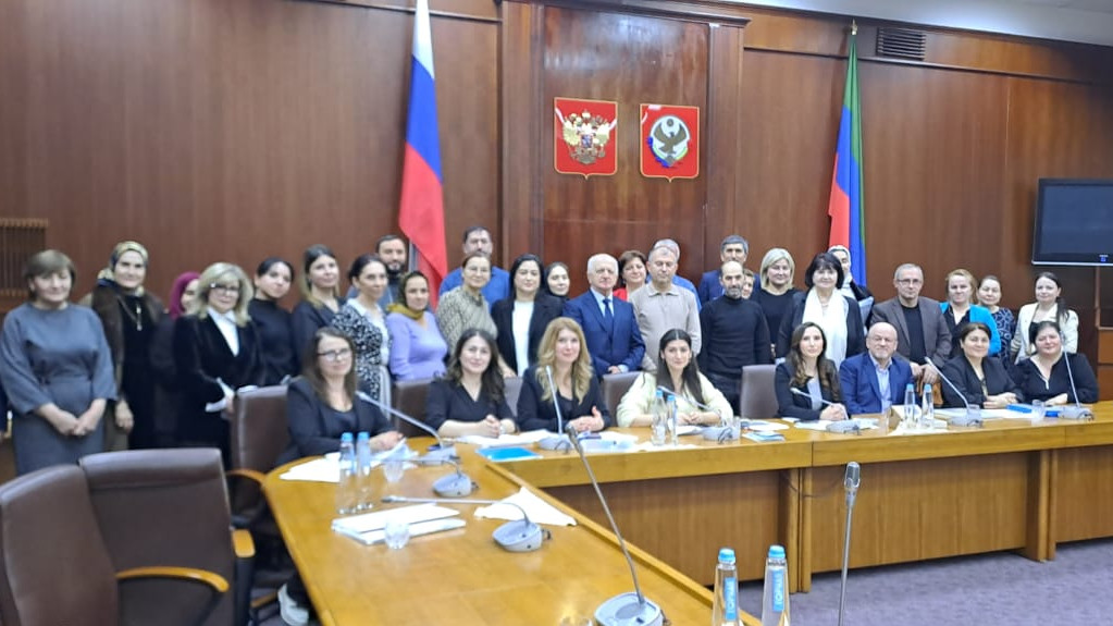 Минтруда Дагестана провел семинар по организации в учреждениях социального обслуживания работы по оказанию помощи детям с психоэмоцилнальными травмами, в том числе детям, возвращённых из зон боевых действий